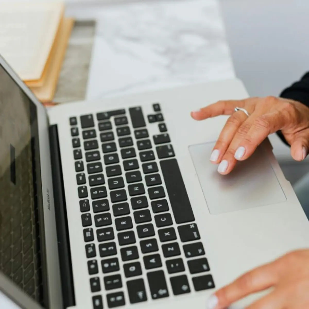 Cazado buscando trabajo: ¿pueden despedirme?