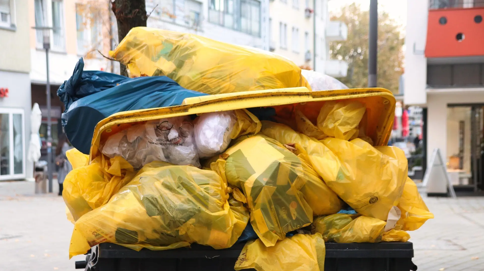 What is the best way to tackle the issue of free riders in the municipal waste management system?