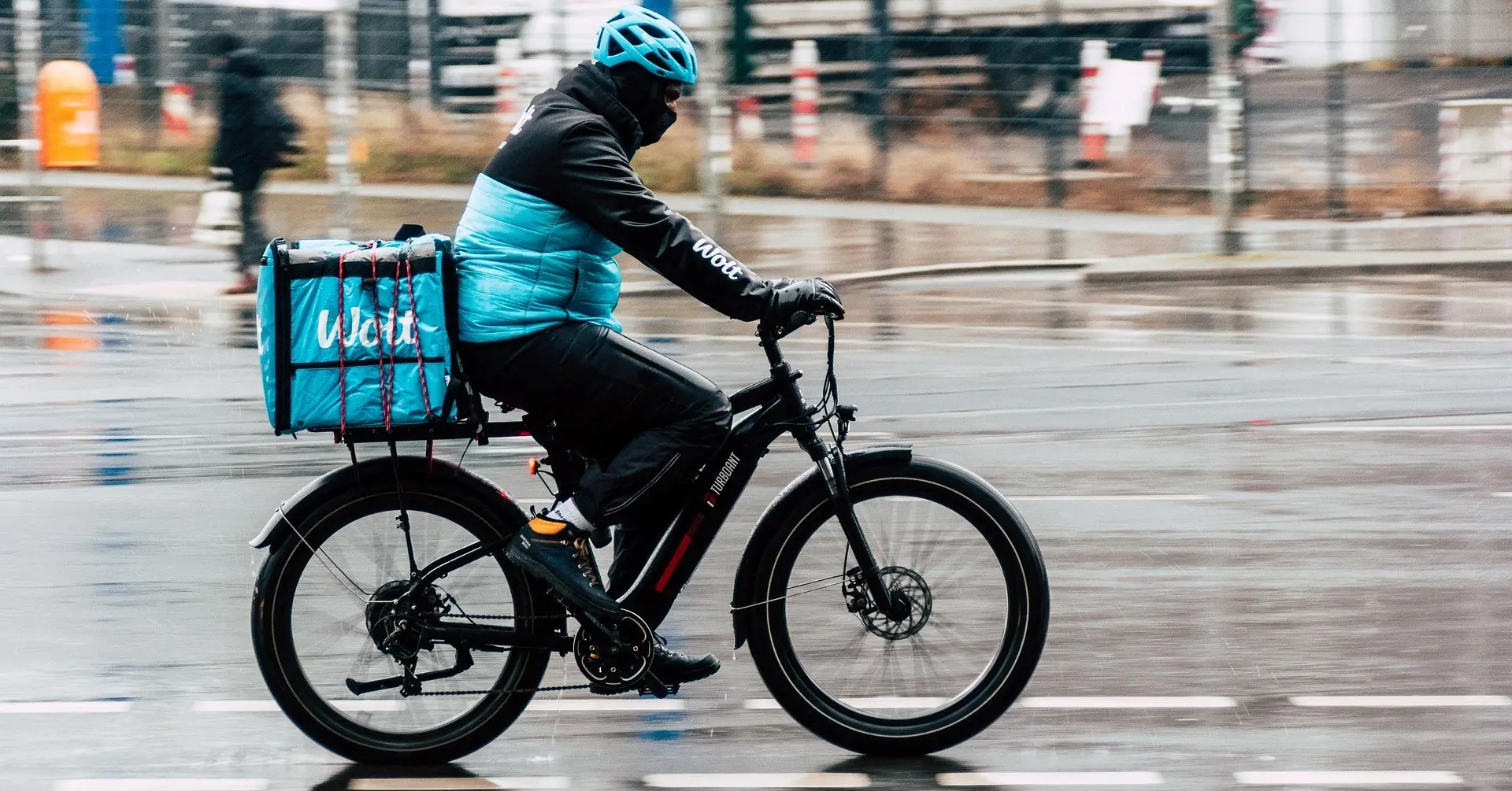 Brussels wants to end the Švarc system. However, Wolt couriers are against it, fearing they will lose certain benefits.